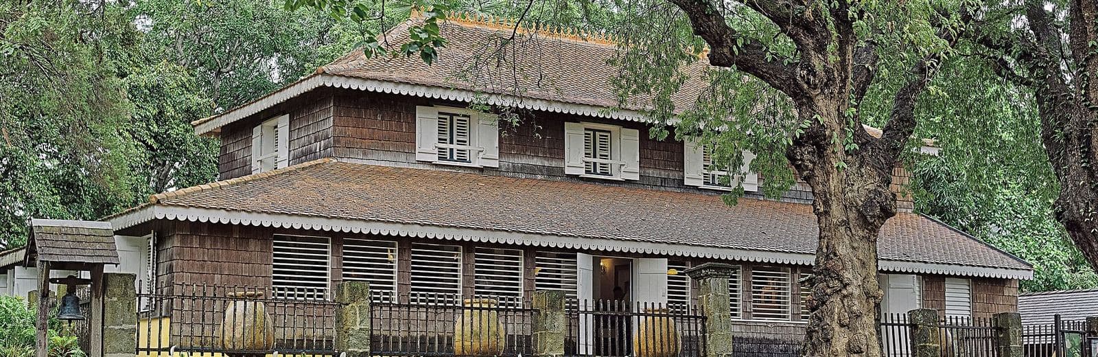Maison de maître créole de l'habitation Clément en Martinique, avec ses persiennes en bois