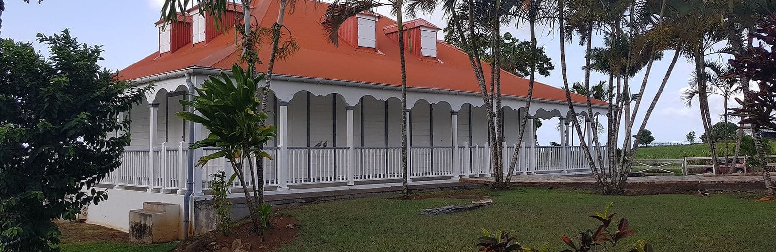 Habitation créole de La Ramée à Sainte-Rose (Guadeloupe), avec sa galerie ouverte et son grand toit