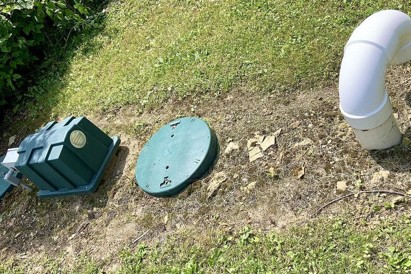 Regards et évent d'une fosse septique enterrée dans un jardin