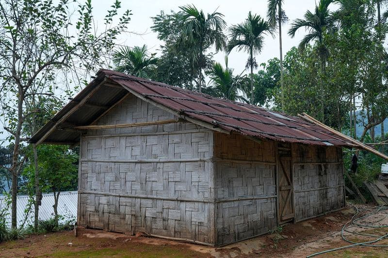 Maison à parois de bambou tressé et toit en tôle ondulée dans le Meghalaya (Inde)