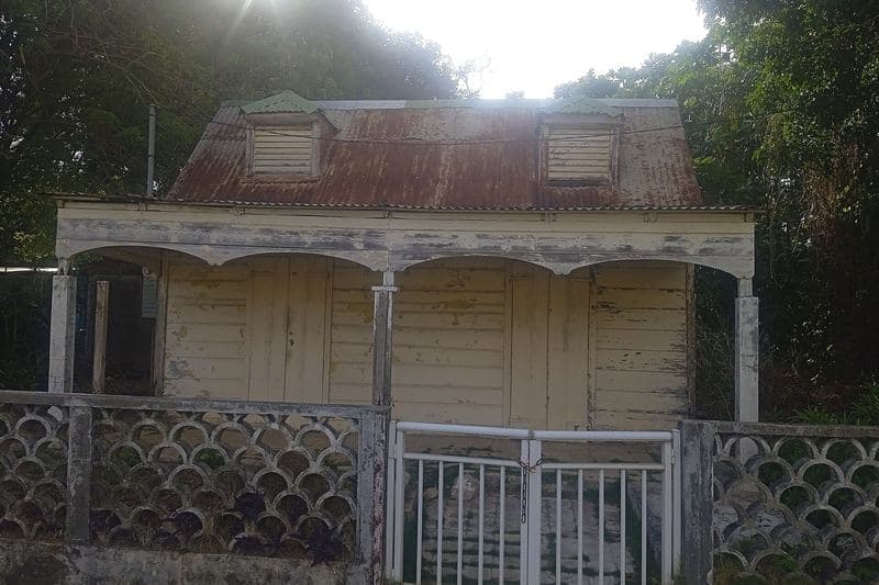 Maison créole en bois à Sainte-Rose (Guadeloupe), avec galerie et lucarnes