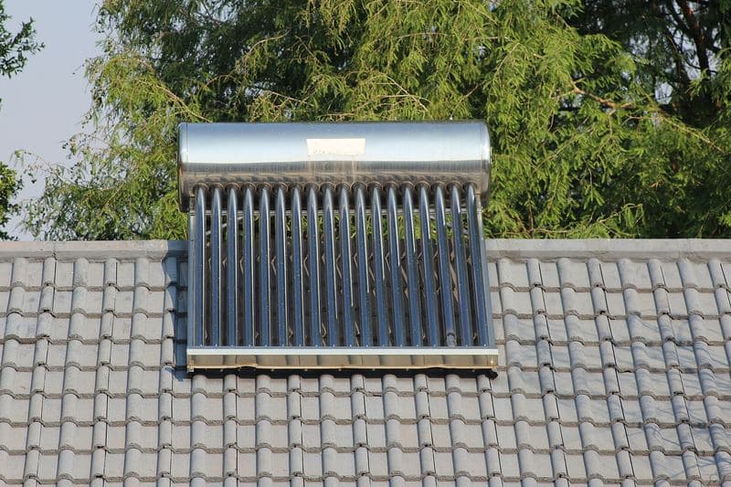Chauffe-eau solaire à tubes sous vide sur une toiture en tuiles