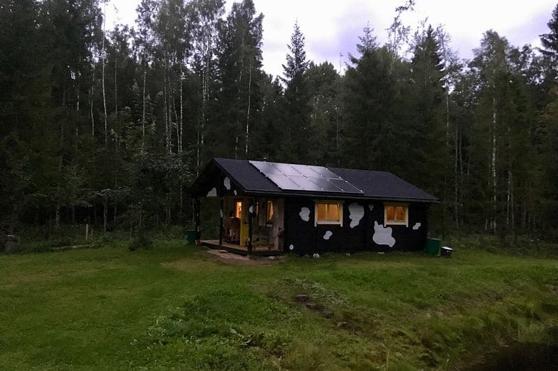 Petite maison isolée équipée de panneaux solaires, en pleine forêt (Estonie)