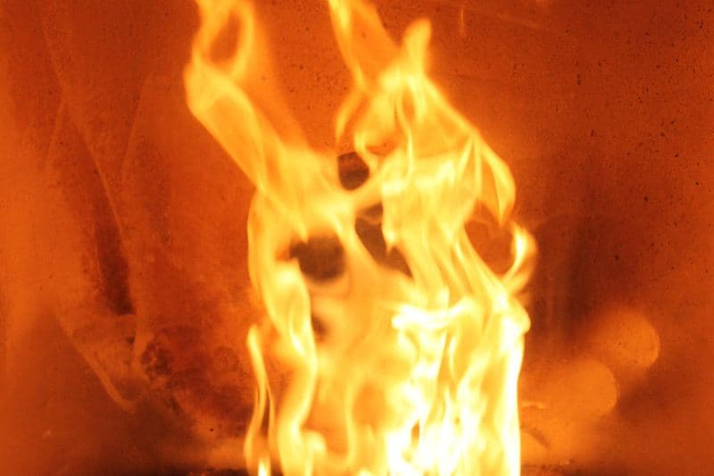 Flamme dans le creuset d'un poêle à granulés