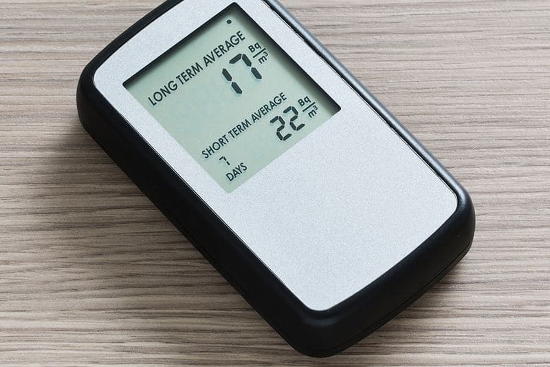 Détecteur de radon domestique affichant ses moyennes à court et à long terme