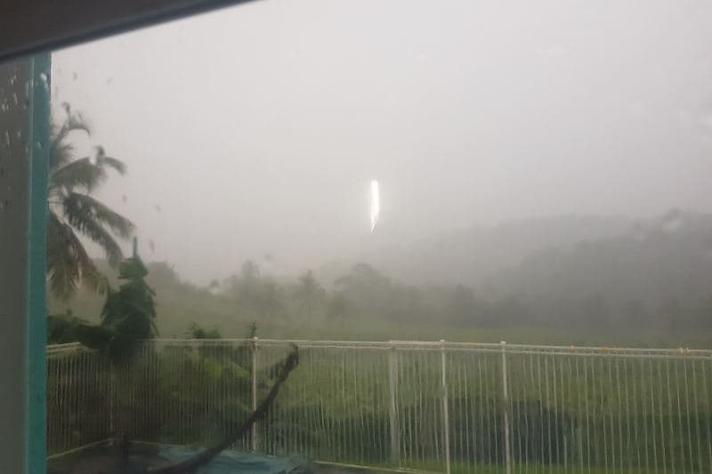 Le cyclone Fiona vu depuis une terrasse de Sainte-Rose (Guadeloupe), sous une pluie et un vent violents