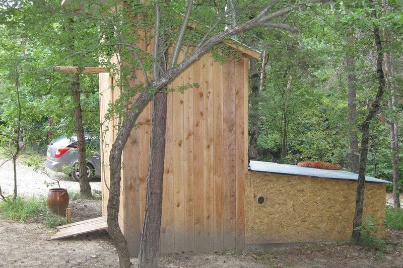 Toilettes sèches en bois construites à l'extérieur d'une maison