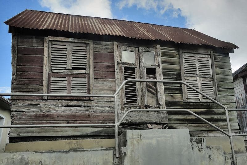 Maison en bois de la Barbade aux persiennes à lames orientables