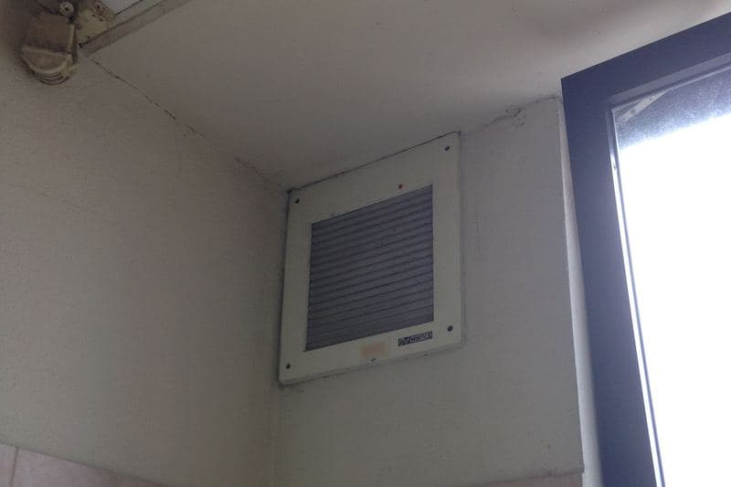 Bouche d'extraction d'air d'une ventilation mécanique dans une salle de bain