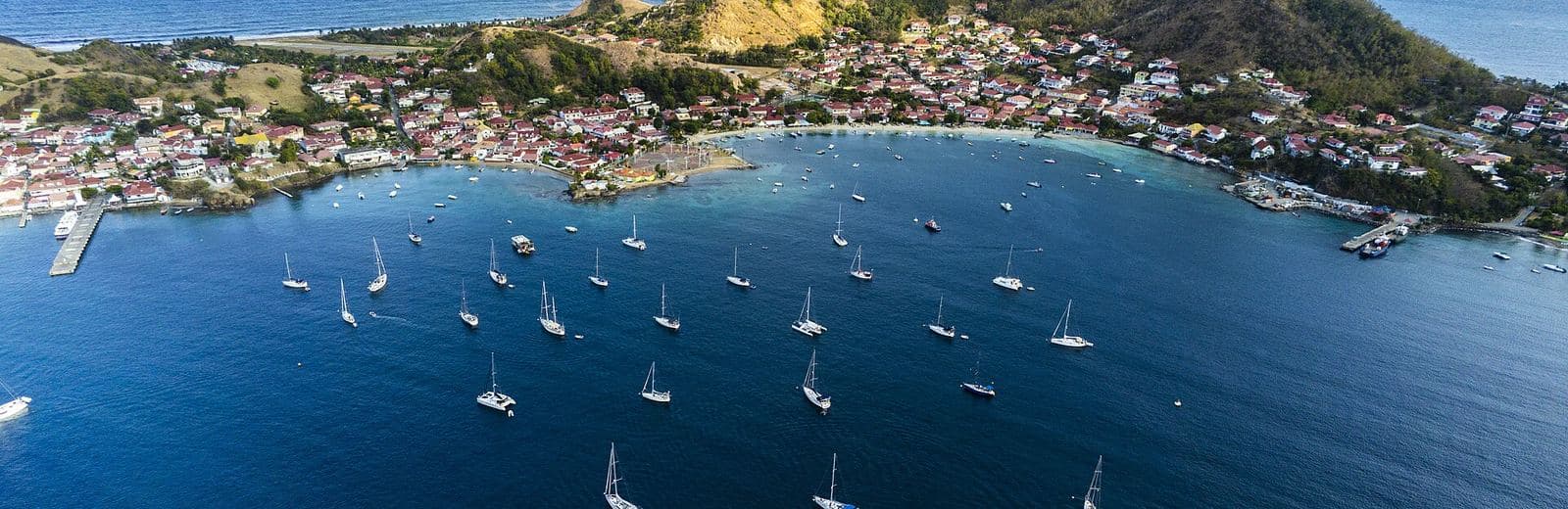 Vue aérienne de Terre-de-Haut aux Saintes (Guadeloupe) et de sa baie